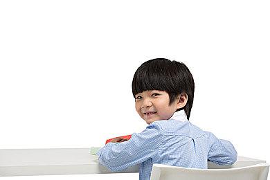 《黎明行者之血》有恋爱元素 魔法不会华丽花哨